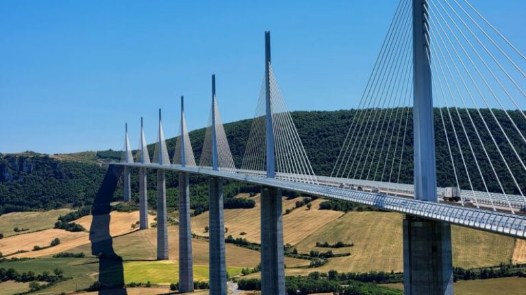 What Innovative Techniques Were Used in the Construction of the Millau Viaduct?